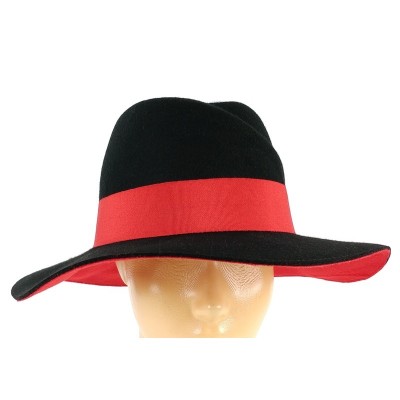 Фетровая шляпа черного цвета