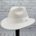 Шляпу Федора с лентой белого цвета