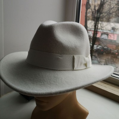 Шляпа Федора с лентой белого цвета