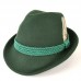 Зеленая шляпа с пером в тирольском стиле