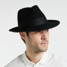 Черная шляпа с высокой тульей и широкими полями